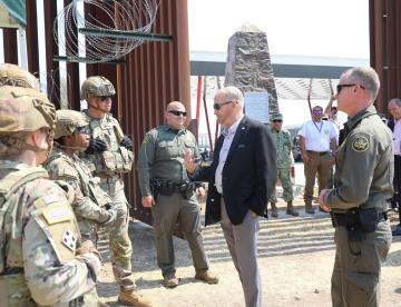 Embajador Ronald Johnson visita frontera con México