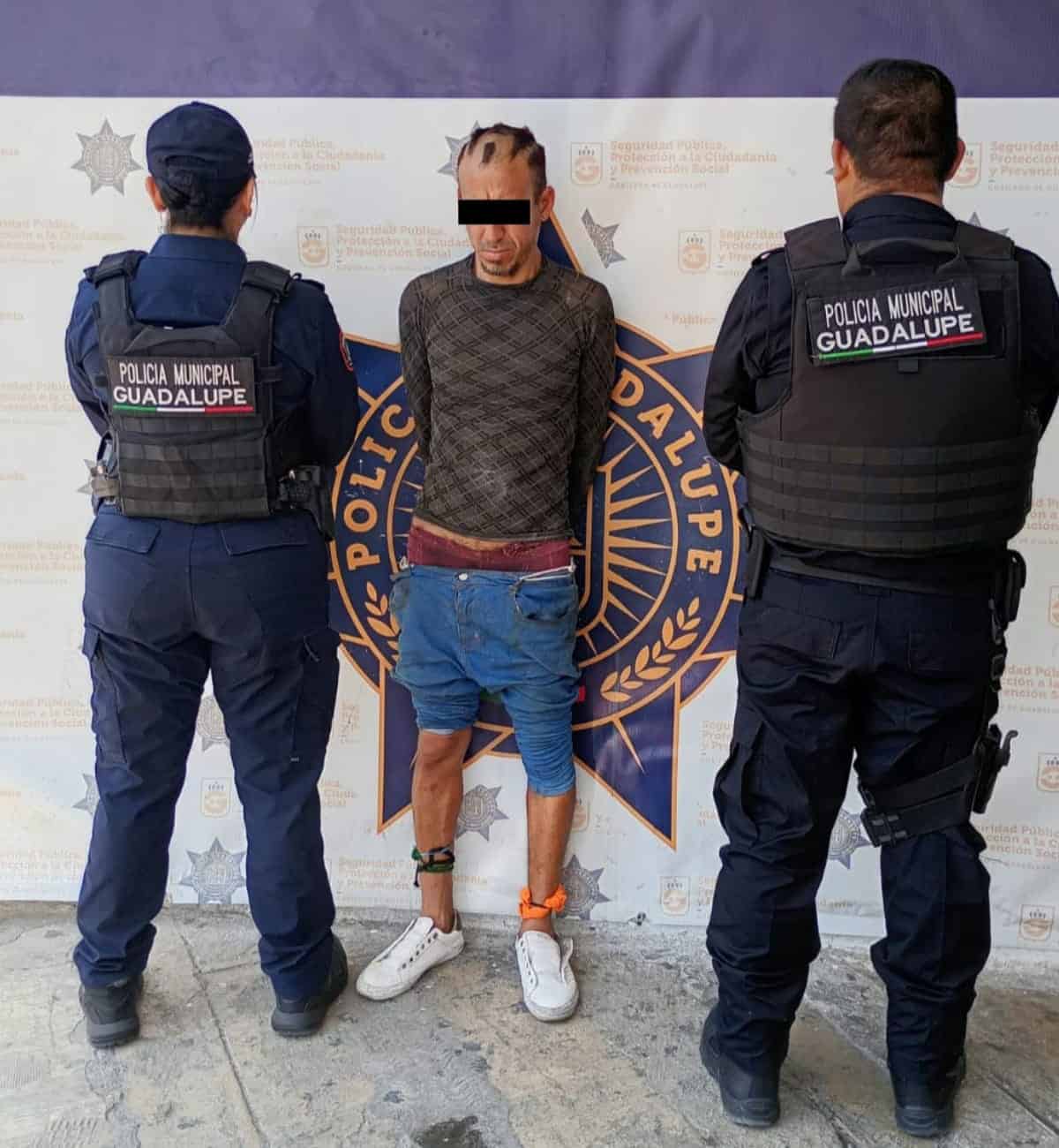 En el momento en que quemaba basura con un encendedor en una bodega abandonada, una persona fue detenida por la Policía de Guadalupe y consignada por el delito de daños contra el medio ambiente.