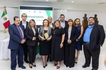 Otorgan reconocimiento a contralora estatal