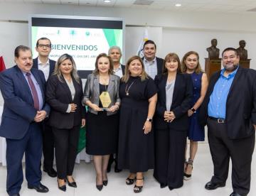 Otorgan reconocimiento a contralora estatal