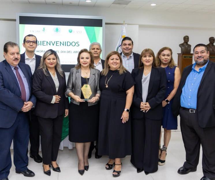 Otorgan reconocimiento a contralora estatal Otorgan reconocimiento a contralora estatal