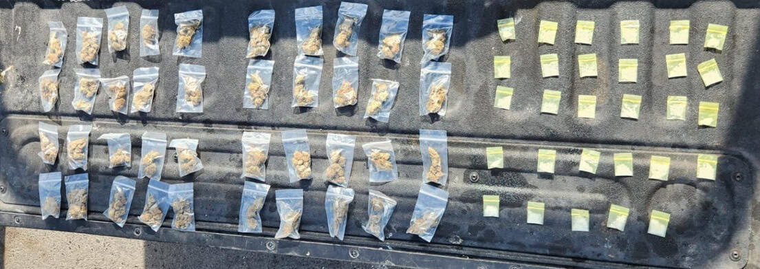 Cuando alteraban el orden en la vía pública, tres jóvenes fueron detenidos por oficiales de la Policía de Monterrey, luego de que les encontraron 69 bolsas de plástico con hierba verde similar a la marihuana y otras con una sustancia pare ida a la droga tipo cristal, en el centro de la ciudad.