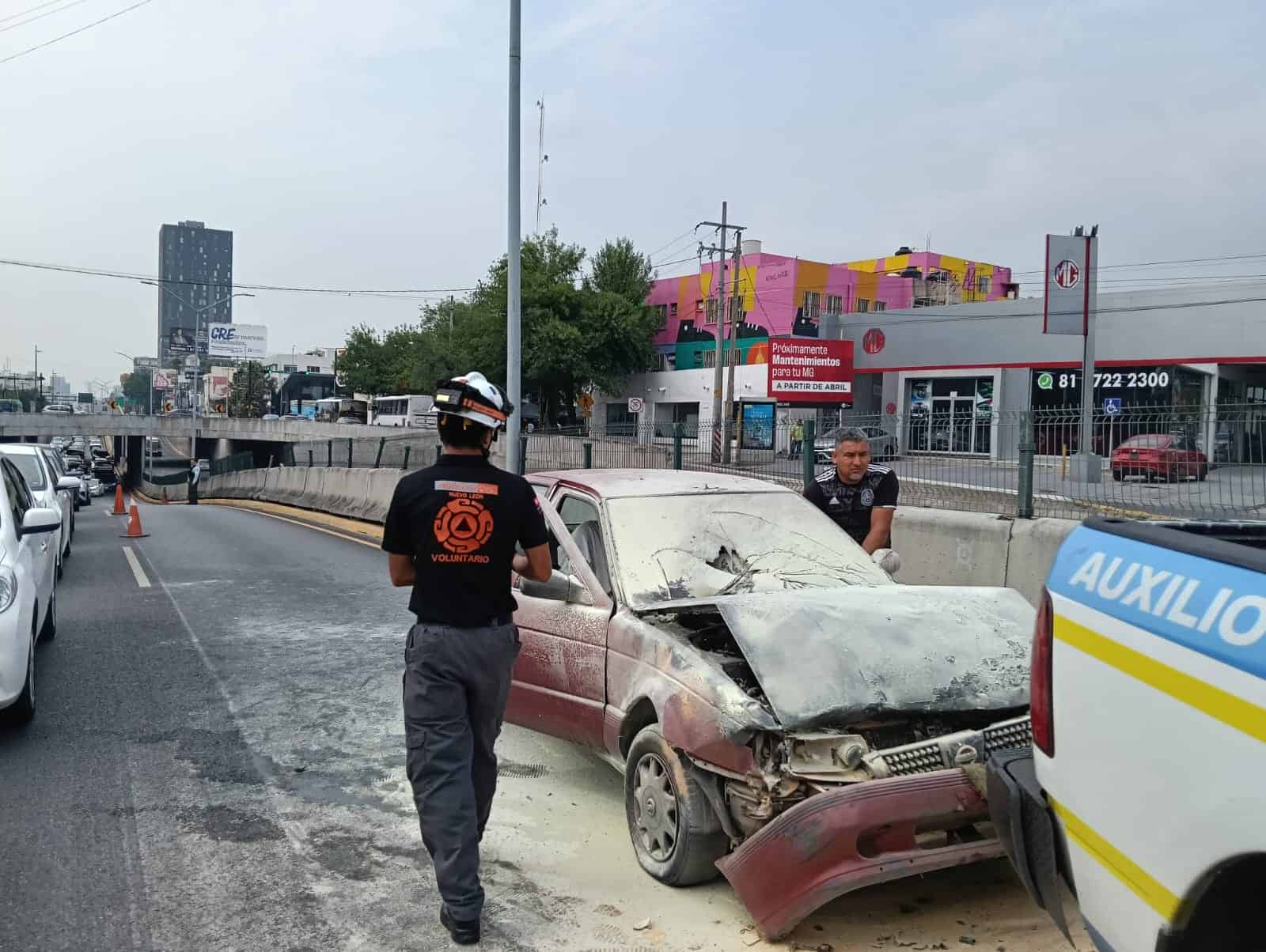 Tras recibir un supuesto cerrón y estrellarse contra un murió de contención, la unidad de un automovilista comenzó a incendiarse, ayer en la Avenida Garza Sada a la altura de la Colonia Tecnológico, al sur de Monterrey.