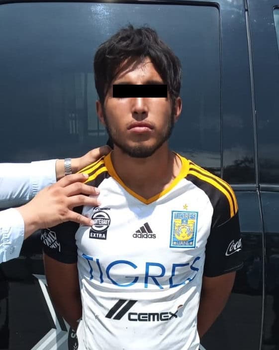 Un joven fue detenido por oficiales de la Policía de Monterrey, luego que le encontraran entre su ropa nueve envoltorios con hierba verde similar a la marihuana y una sustancia parecida a la droga tipo cristal, además que se le investiga por robos a negocios.