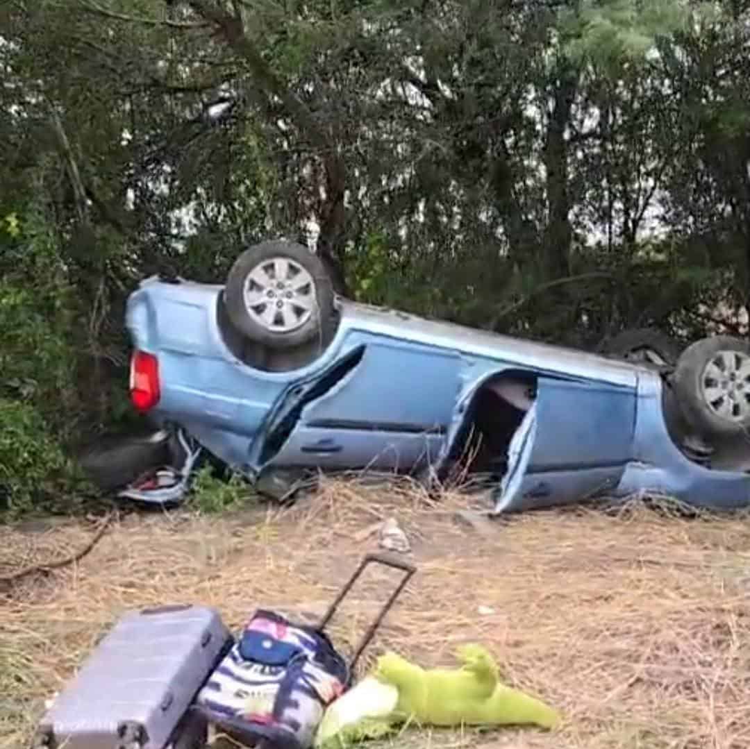 Cuatro integrantes de una familia, terminaron con diversas lesiones, luego de volcar su automóvil, en un tramo carretero del municipio de Hualahuises.