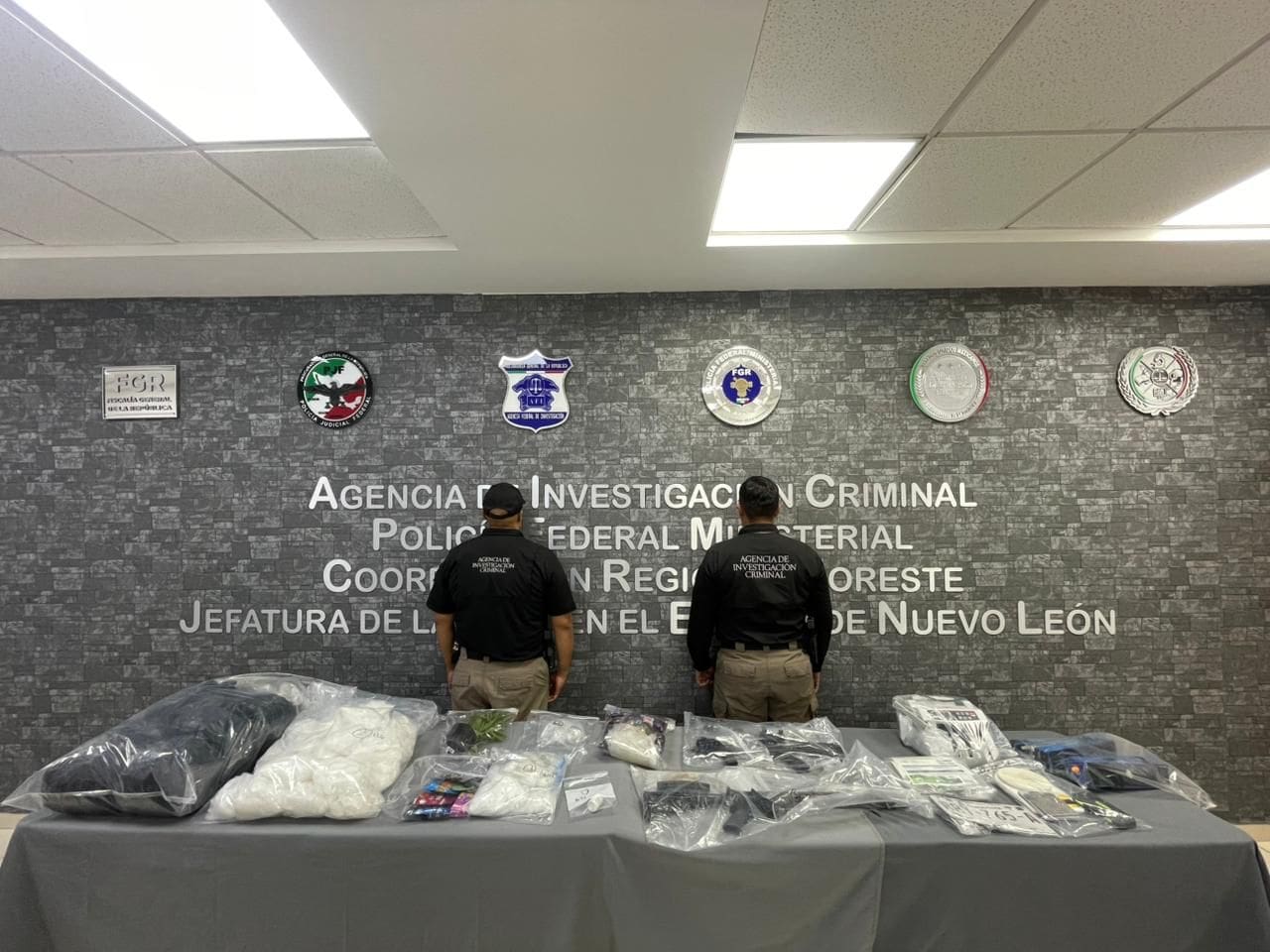 En un cateo realizado el lunes en una casa del municipio de Apodaca, se aseguraron 10 kilos de metanfetamina, dos armas largas de fuego y cargadores.