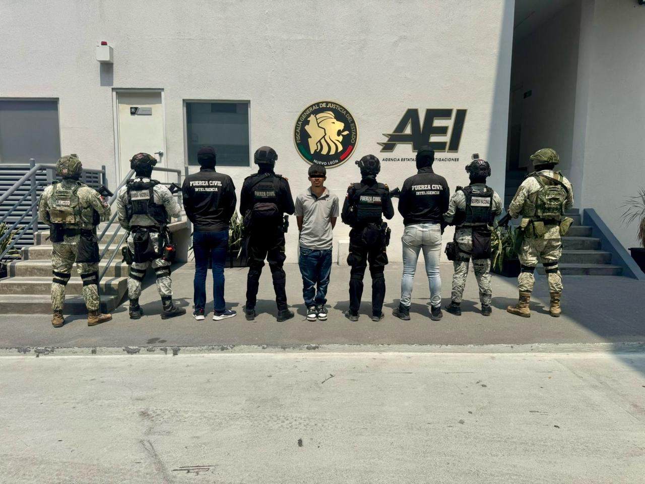 Un joven de 19 años de edad y que es buscado por las autoridades por su presunta participación en un homicidio, fue detenido por la División de Inteligencia de Fuerza Civil y elGrupo de Coordinación Metropolitana, en el municipio de Monterrey.