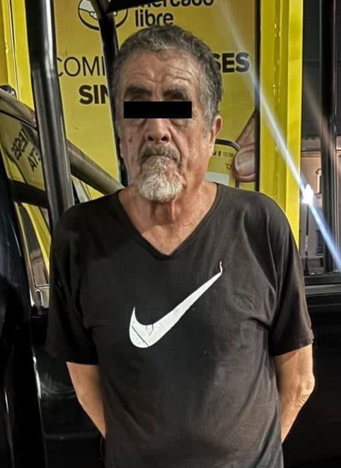 Después de robar a una persona que se encontraba dormida en una banca de la plaza Colegio Civil, un hombre fue detenido por elementos de la Policía de Monterrey, la madrugada de ayer en el centro de la ciudad.