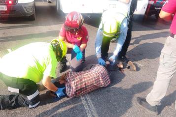 Embiste cami&oacute;n a ciclista