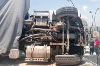 Vuelca grúa al realizar maniobras