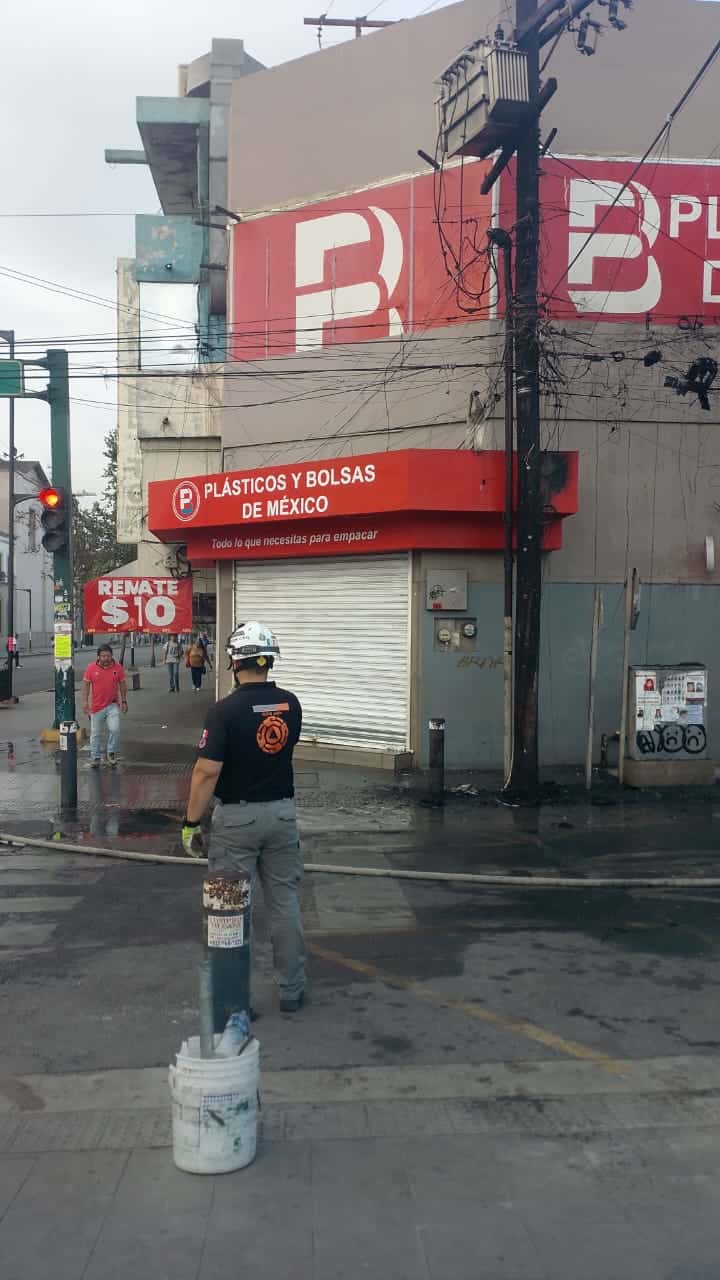 El incendio de cableado que previamente jaló un camión de carga pesada y al hacer contacto comenzaron a incendiarse, movilizó ayer a los elementos de Bomberos Nuevo León y Protección Civil, en el cruce de la Avenida Juárez y calle 15 de Mayo, centro de Monterrey.