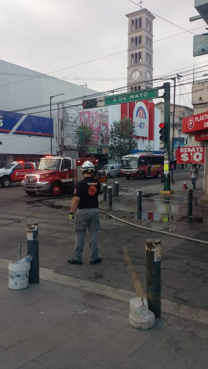 Moviliza a bomberos incendio de cableado