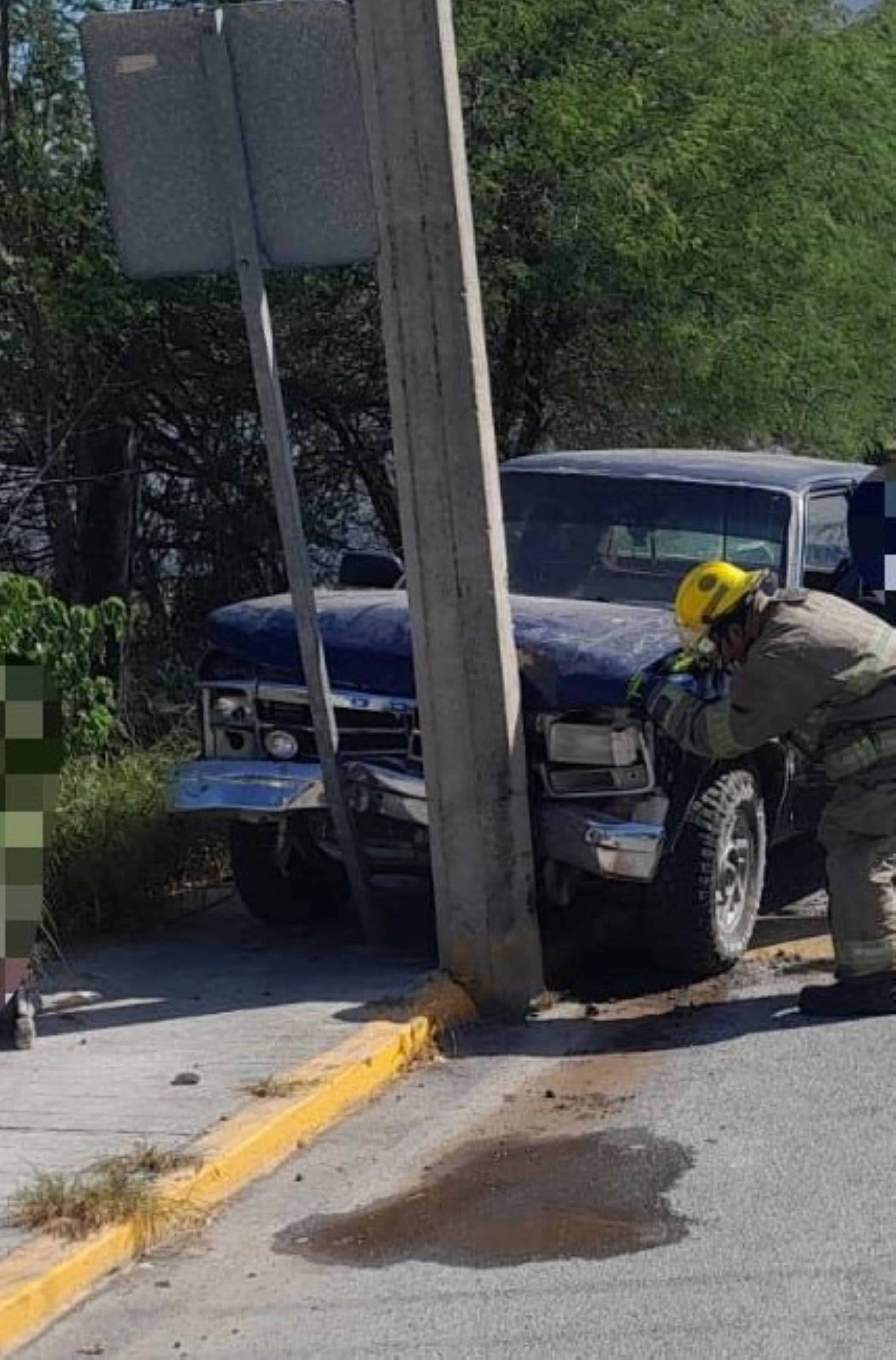 Un conductor terminó con diversas lesiones, luego de estrellar su camioneta, contra un poste de luz mercurial, en el municipio de Linares.
