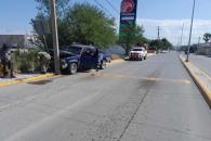 Estrella camioneta contra poste