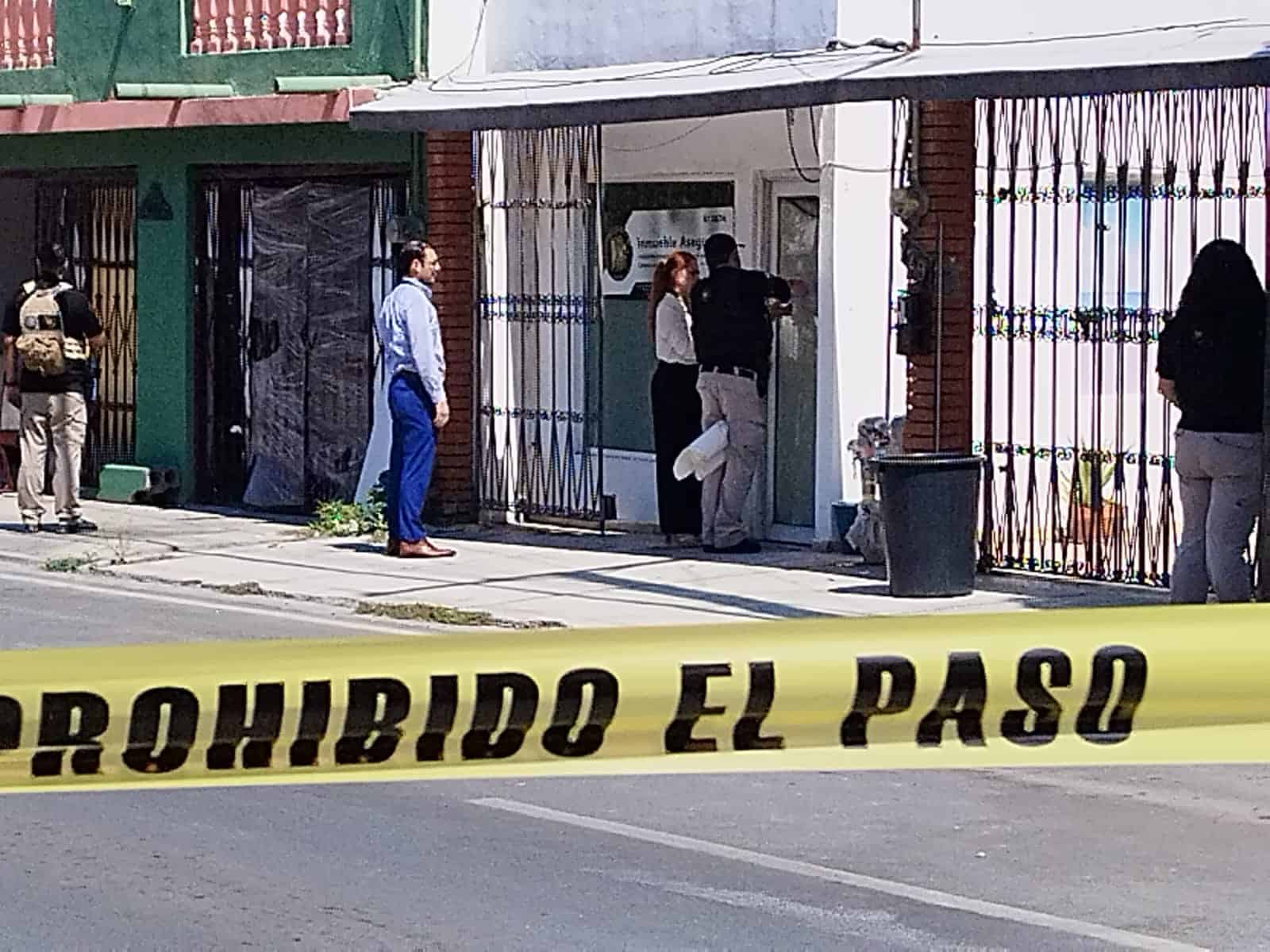 A un año que una familia fue defraudada por una agencia de viajes, este miércoles, personal de la Fiscalía General de Justicia del Estado, cateo las oficinas del negocio ubicado en el municipio de San Nicolás.