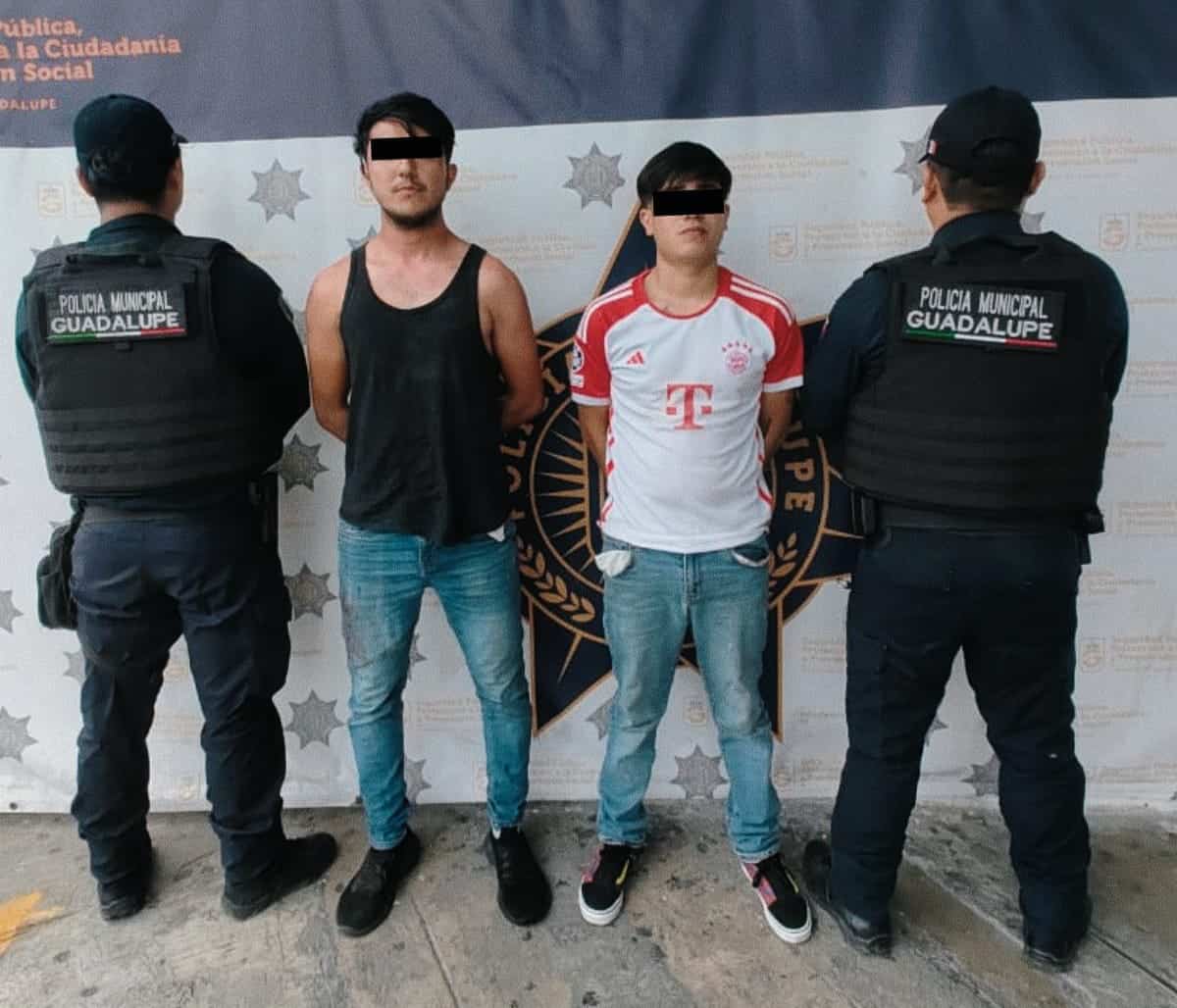 Dos jóvenes que presuntamente asaltaron a un taxista de aplicación luego de pedirle una carrera, fueron arrestados por elementos de la Policías de Guadalupe, quienes recuperaron el producto del robo, una cangurera con dinero en efectivo.
