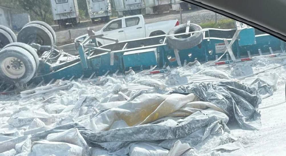 Un tráiler cargado con varias toneladas de bultos de cal, perdió su plataforma, que terminó volcada sobre el camellón central de la carretera nacional en Montemorelos.