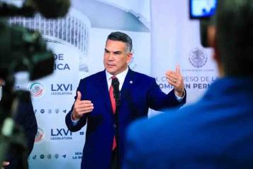 Viajes de funcionarios a EU son pura simulaci&oacute;n, critica PRI