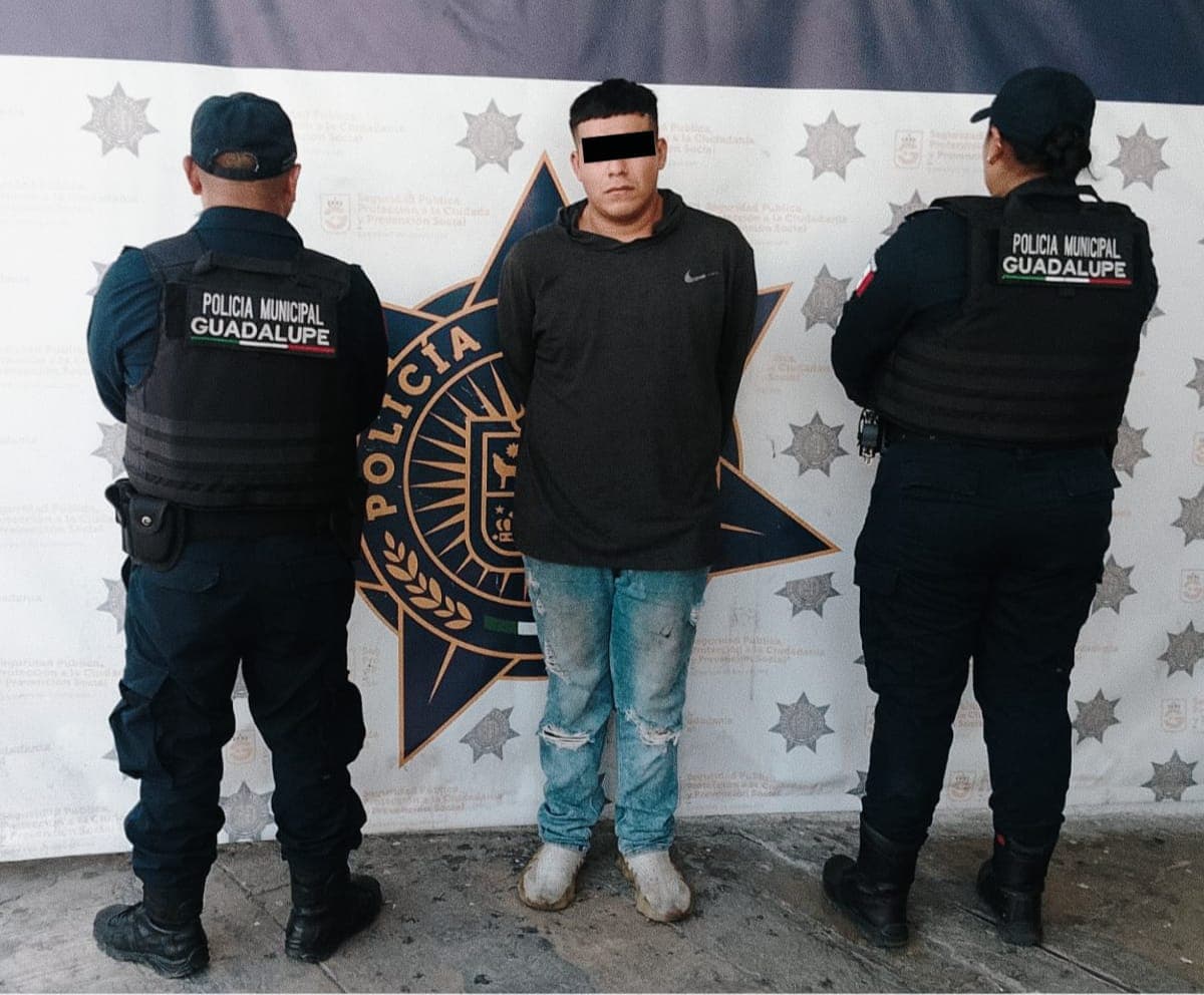 Minutos después de ser boletinado por las autoridades de Apodaca, como quien presuntamente acababa de cometer un robo con violencia, un motociclista, repartidor de comida por medio de aplicación, fue capturado por policías de Guadalupe.