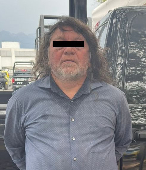 Un hombre fue detenido por oficiales de la Policía de Monterrey, al encontrarle tres envoltorios con una sustancia similar a la droga tipo cristal y un revólver, además se le investiga por presuntamente lesionar con arma de fuego al conductor de un vehículo, por un incidente vial.