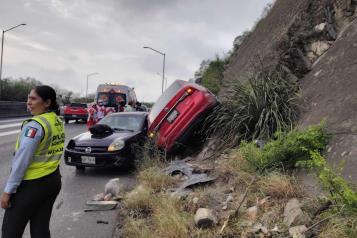 Queda auto sobre desnivel