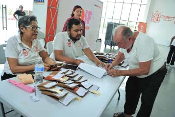 Entrega DIF Guadalupe 100 pares de lentes