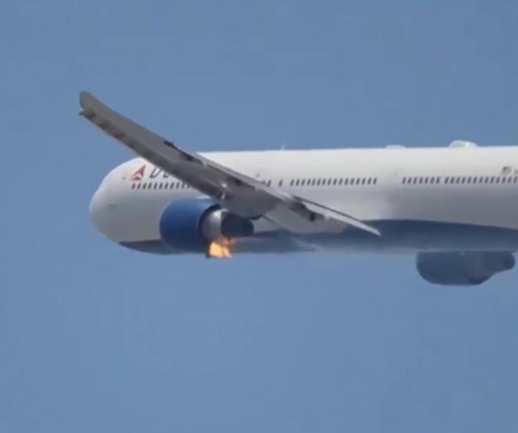 Captan a avión de Delta Air Lines con llamas saliendo del motor