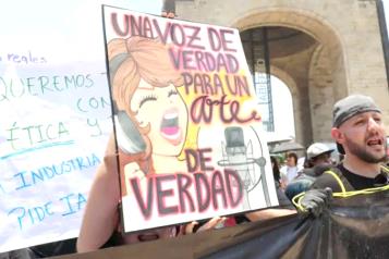 Celebran artistas retiro del anuncio por voz de IA