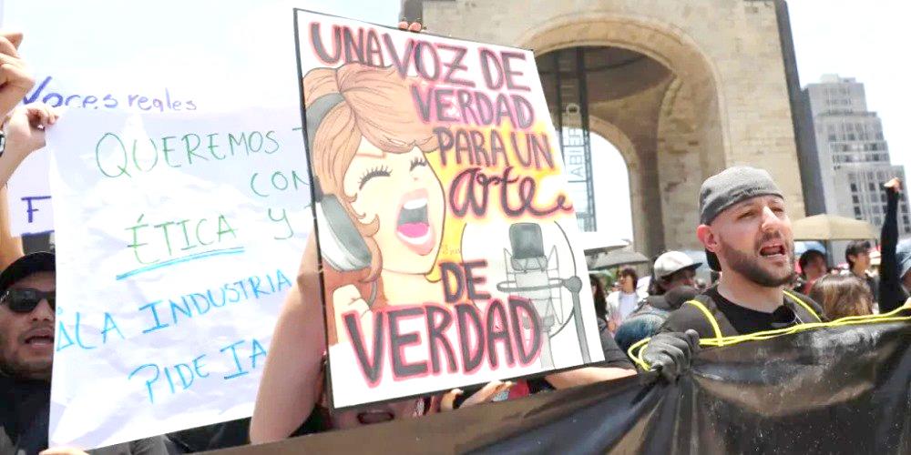 Celebran artistas retiro del anuncio por voz de IA