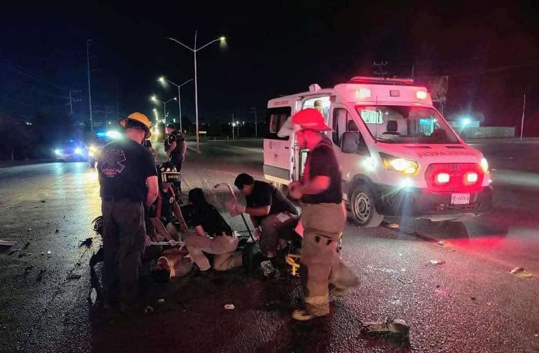 El conductor de una motocicleta falleció y su acompañante resultó lesionada, luego de estrellarse la noche del sábado contra un transporte de personal en el municipio de Cadereyta.