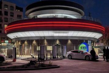 Lanza Tesla restaurante retro-futurista en Los Ángeles