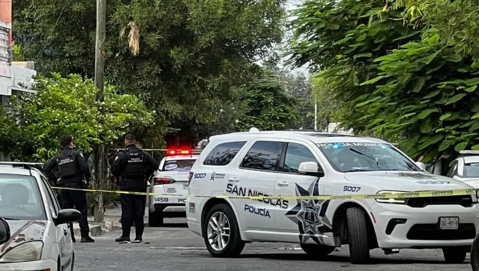 En un ataque a balazos registrado en calles del municipio de San Nicolás de los Garza, un hombre resultó con graves heridas, mientras que su agresor logró darse a la fuga.