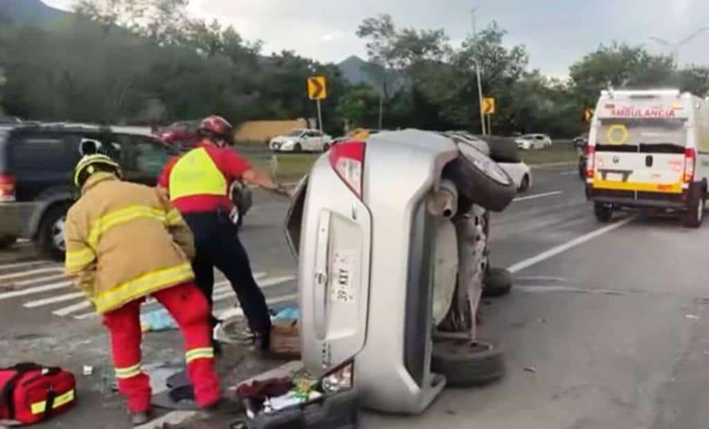 Una mujer con capacidades diferentes, terminó con lesiones de consideración, al volcar su vehículo, en un tramo de la carretera Nacional, en el municipio de Santiago.