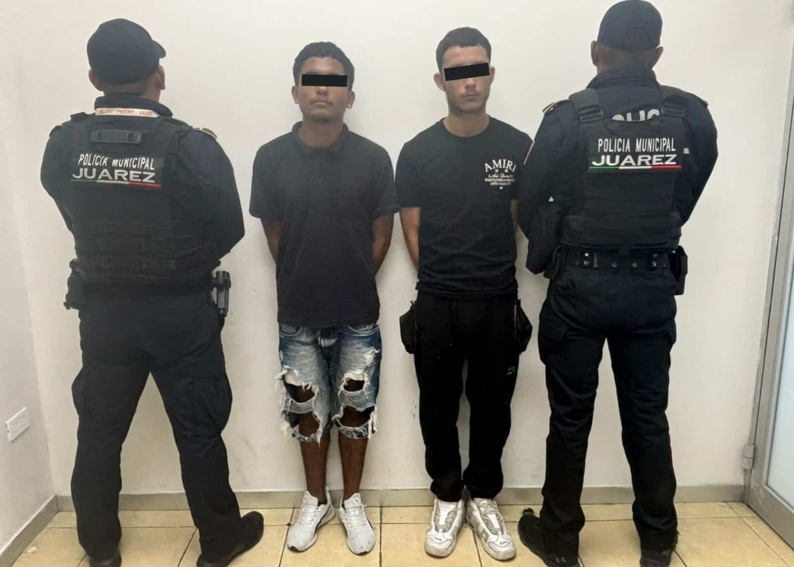 Elementos de la policía de Juárez,  detuvieron a dos hombres por su presunta participación en delitos contra la salud, en la colonia Privada Los Cyranos.
