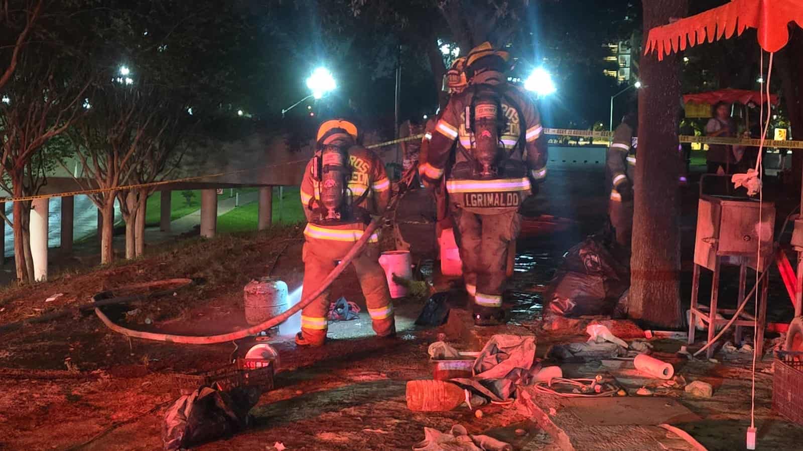 El reporte de un flamazo por un tanque de gas en un negocio de venta de hotdog de la Macroplaza, movilizó anoche a las autoridades, sin que se reportaran lesionados.