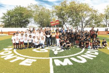 Entrega NL en un mes 146 canchas deportivas en planteles escolares