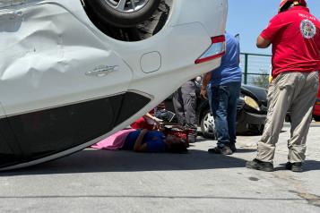 Vuelcan dos veh&iacute;culos