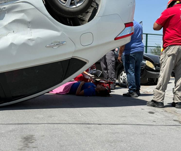 Vuelcan dos veh&iacute;culos