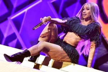 Demandan a Cardi B por lanzar micr&oacute;fono a una fan