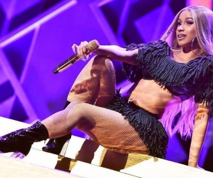 Demandan a Cardi B por lanzar micrófono a una fan Demandan a Cardi B por lanzar micrófono a una fan