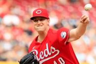 Nick Lodolo lanza joya y Rojos blanquean a Nacionales