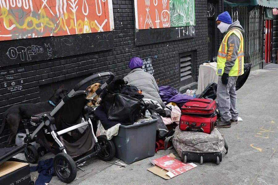 Firma Trump orden para remover personas sin hogar de las calles