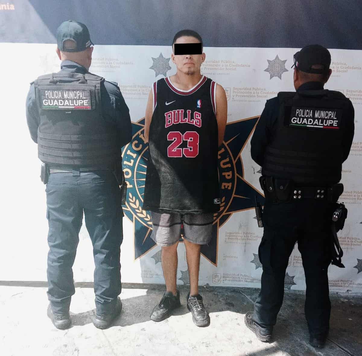 Un hombre fue detenido por policías de Guadalupe luego de que se le sorprendiera portando un arma réplica y droga, tras un reporte ciudadano al sistema 9-1-1, en la Colonia Agua Nueva.