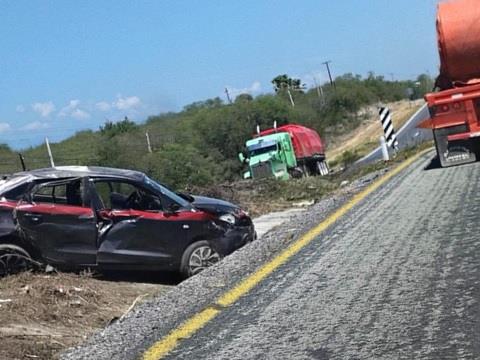 Deja dos lesionados volcadura de auto Deja dos lesionados volcadura de auto
