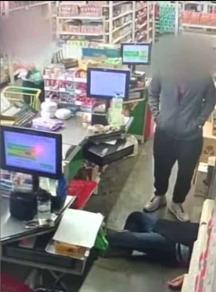 Elementos de la Agencia Estatal de Investigaciones, buscan a un delincuente, que asalto con lujo de violencia, una tienda de la cadena Bodega Aurrera en Guadalupe.