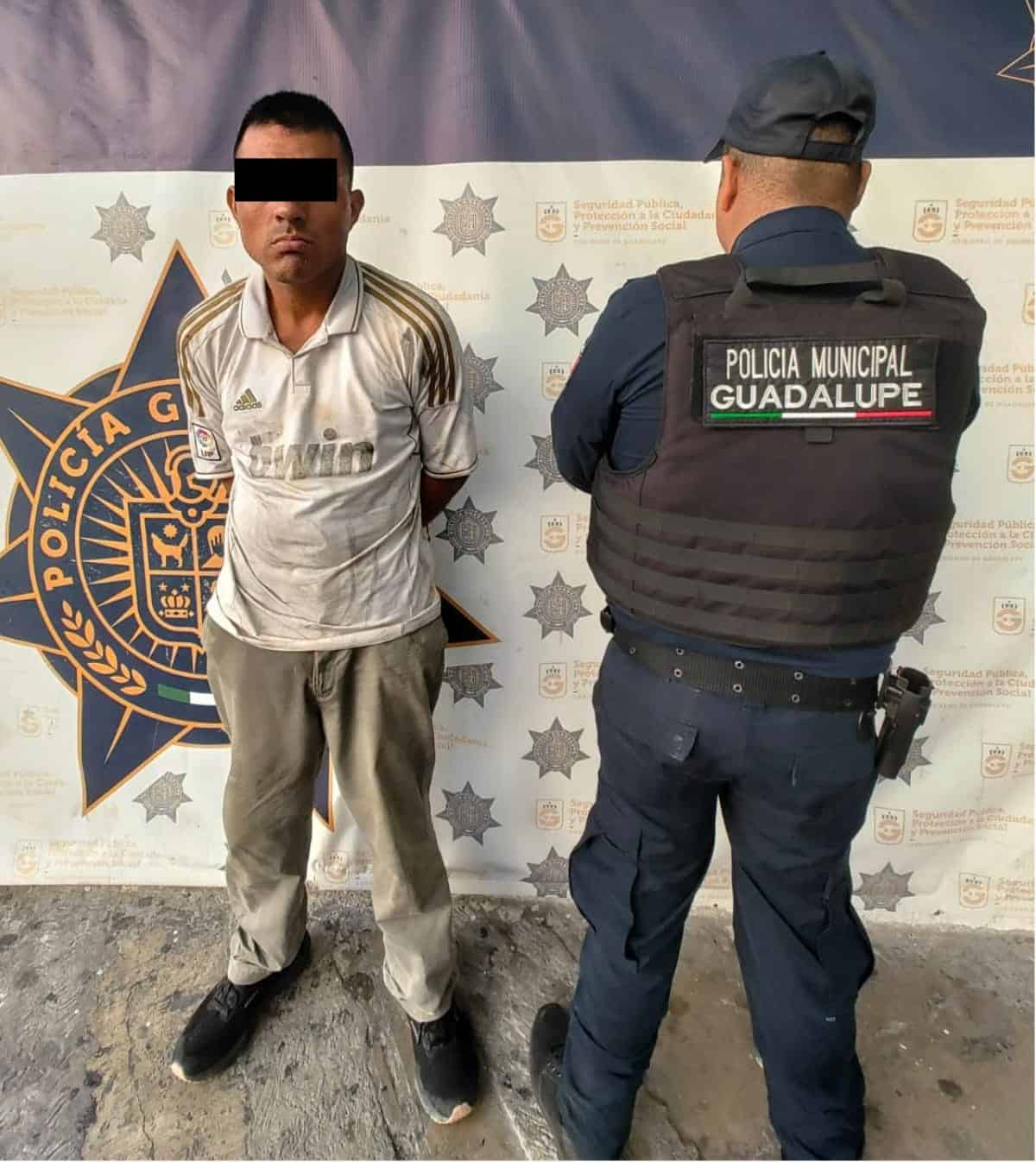 Un hombre fue detenido por elementos de la Policía de Guadalupe, tras presuntamente ingresar por la fuerza a un domicilio en la colonia 20 de Noviembre, donde habría cometido un robo con violencia y agredido a golpes y sexualmente a la propietaria.