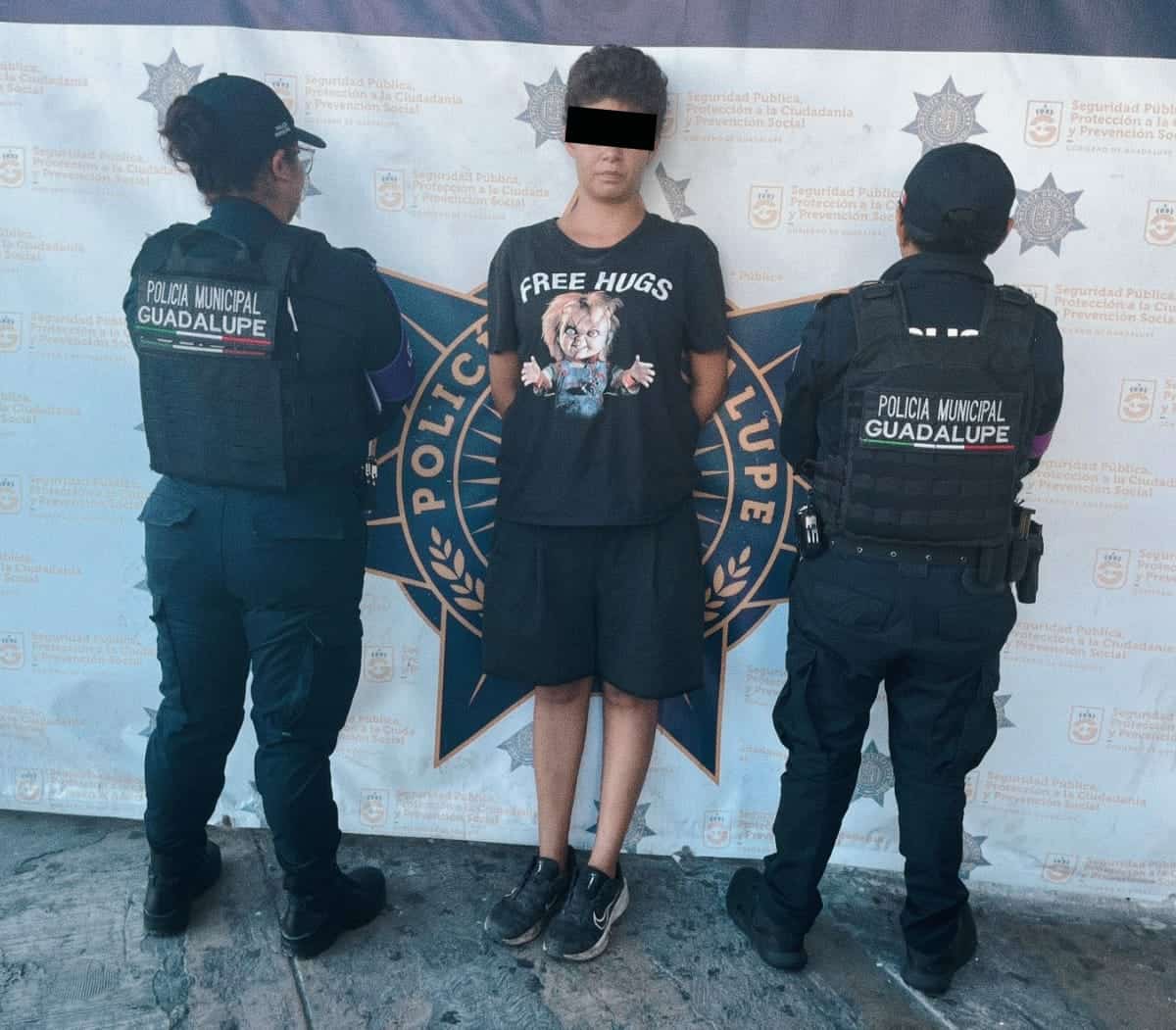 Una mujer de nacionalidad hondureña fue detenida por elementos de la Policía de Protección para la Mujer, tras ser señalada por presunto maltrato físico y verbal en contra de su hija, una menor de aproximadamente 2 años de edad.