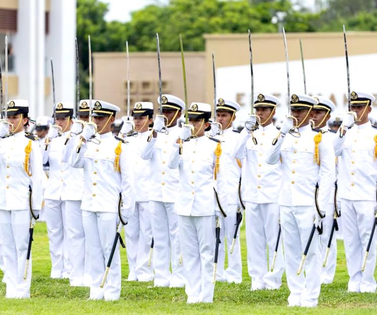 Rinden homenaje a cadetes del buque Cuauhtémoc Rinden homenaje a cadetes del buque Cuauhtémoc