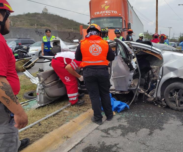 Mueren dos tras choque frontal con tráiler