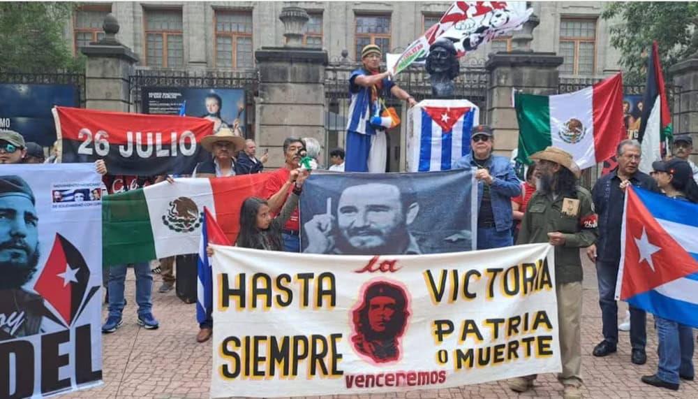 Protestan otra vez en CDMX por retiro de estatuas de Fidel y Che